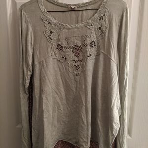 Gimmicks by bke/ Lace trimmed Tee